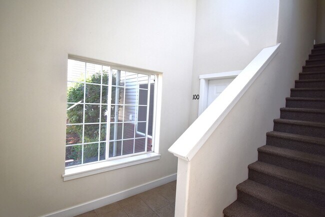 Building Photo - 1-Bedroom in Gated Community!