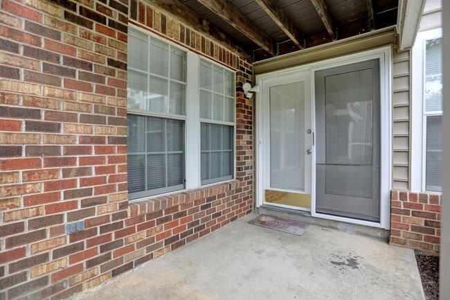 Building Photo - Large 2 Bedroom 2 Bath Ground Floor Condo - ZERO STEPS!