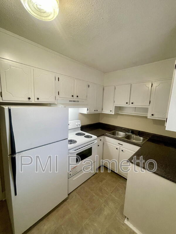 Building Photo - 3209 Wilmot Ave