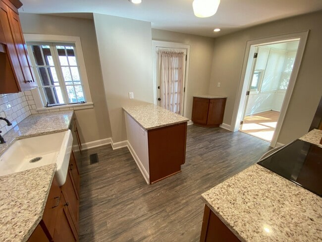 Building Photo - 102 N Washington St