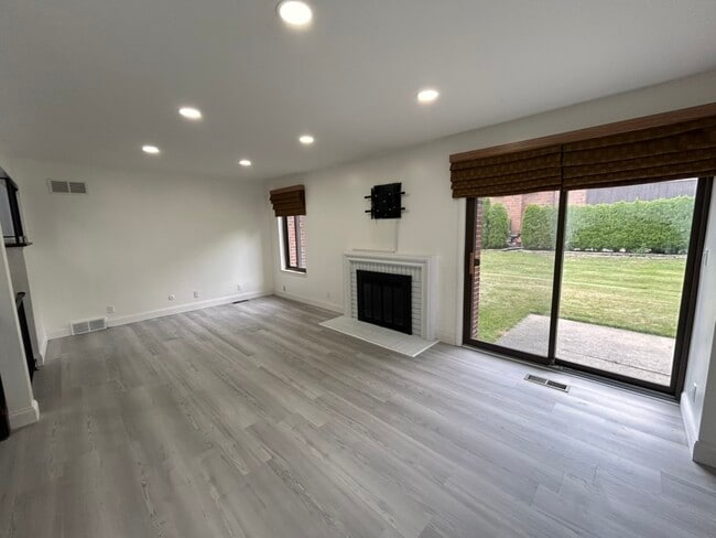 Building Photo - 3069 Lindenwood Dr
