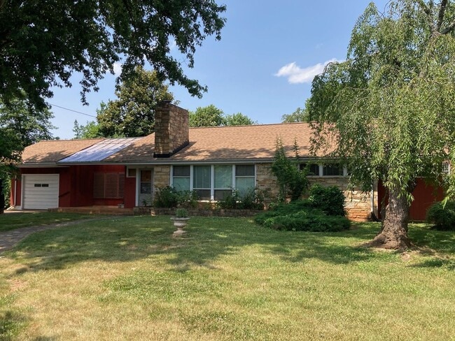 Building Photo - 3 BR/3 BA Home with Large Yard