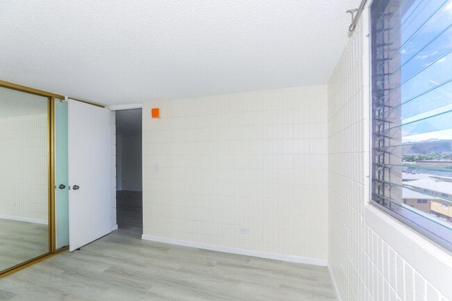 Building Photo - Sunset Lakeview - Fully renovated 3 bedroom, 2 bath on lower floor comes with tandem parking for ...