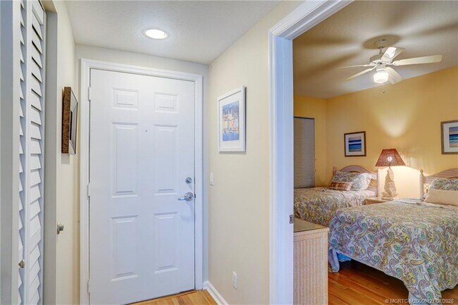 Building Photo - 5750 NE Island Cove Way