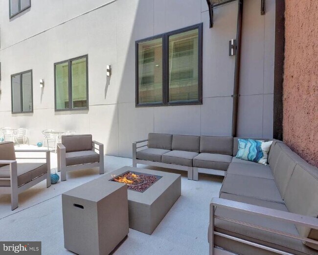 Building Photo - 520 S Caroline St