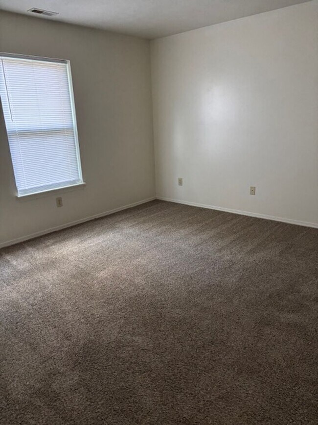 Building Photo - 3 bedroom 2 bath home