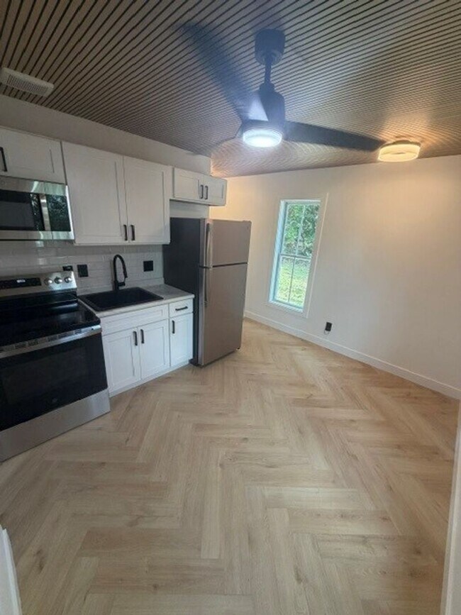 Building Photo - Renovated One Bedroom Stand Alone Apartment