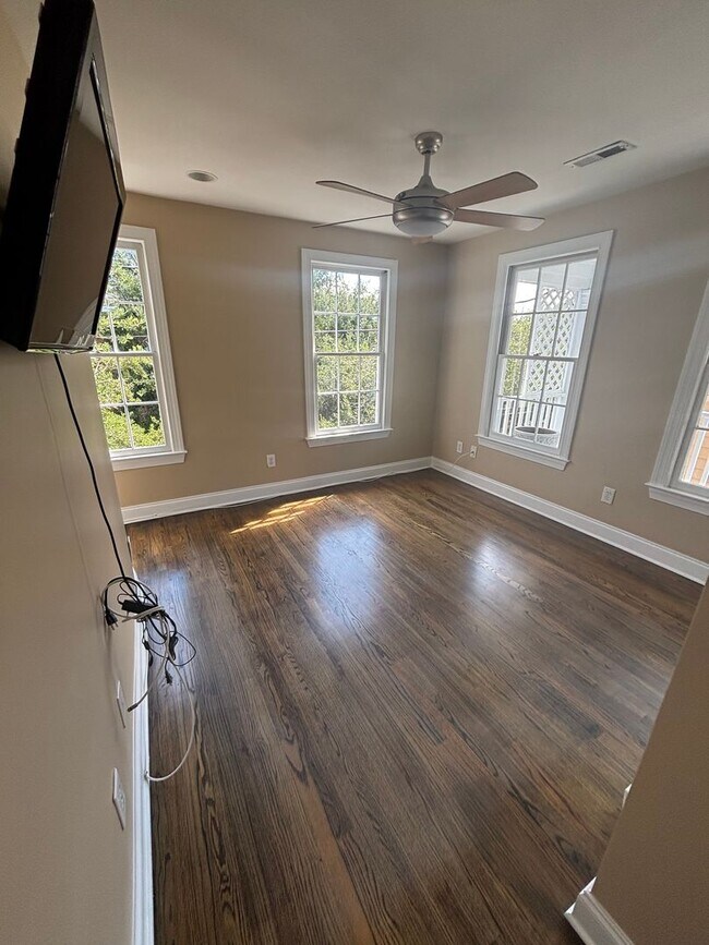 Building Photo - 2 Bedroom 2.5 Bathroom in The Charleston P...