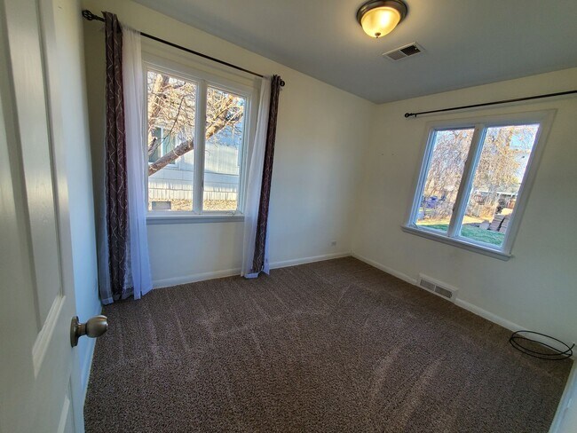 Building Photo - 3 Bed Home in Denver's Athmar Park