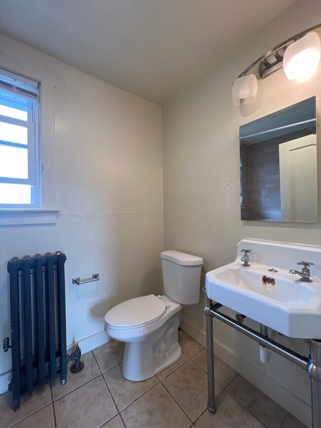 Building Photo - Two Bedroom apartment near engineering and...