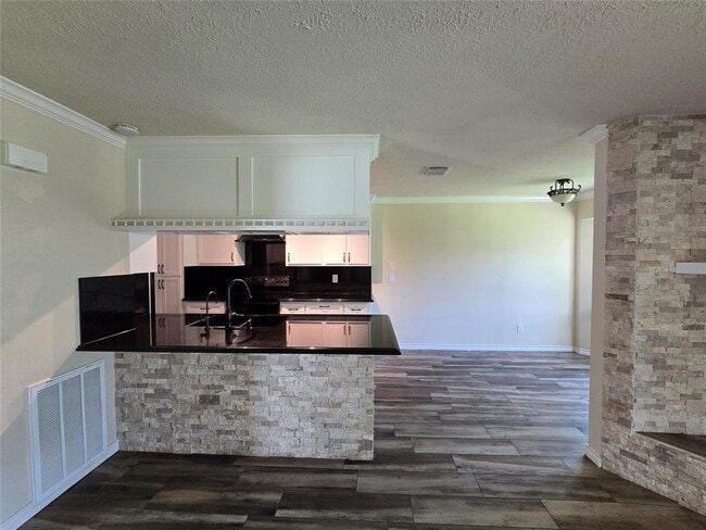Building Photo - 9211 Kempwood Dr