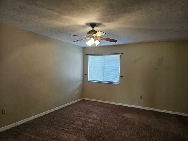 Building Photo - 2/2.5 Townhome Mile Run