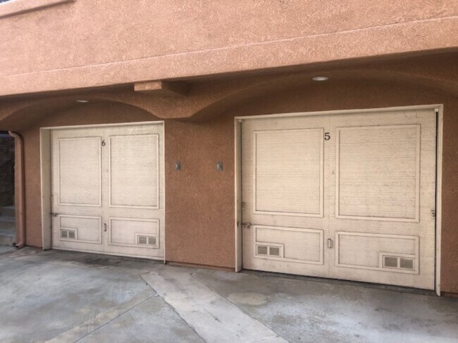 Building Photo - Beautiful 3 bedroom 2 bath Townhome across...
