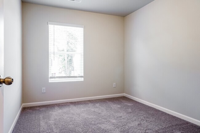 Building Photo - 2847 Saratoga Lake View