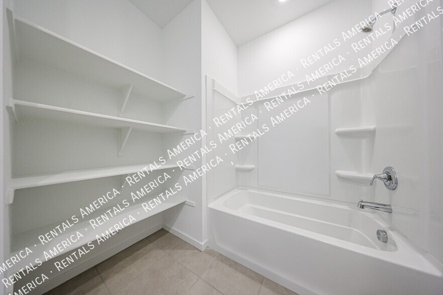 Building Photo - 3380 N Camden Dr