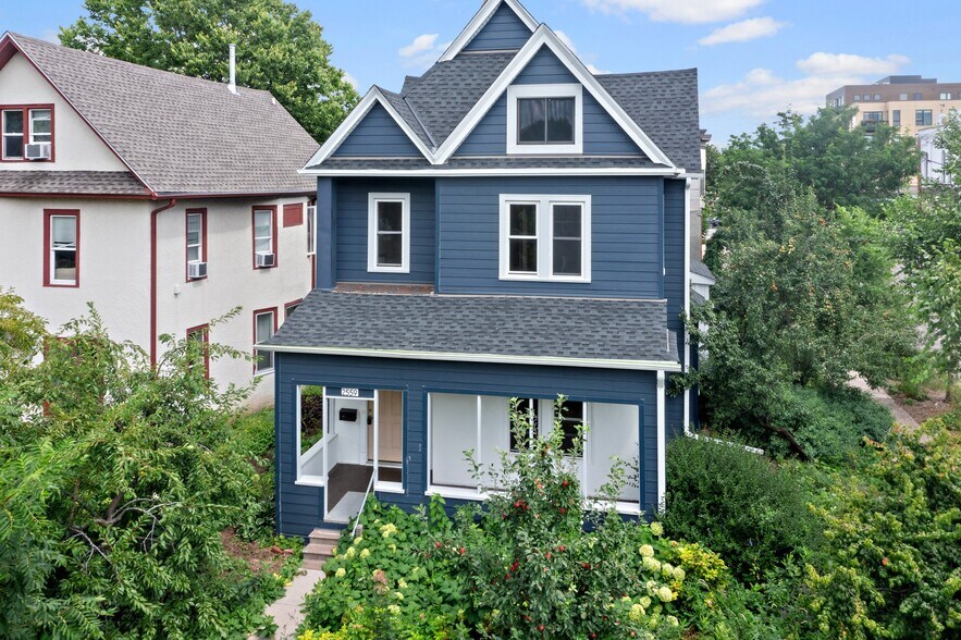 Upper unit (3 bed/1 bath)for rent - 2559 Aldrich Ave S