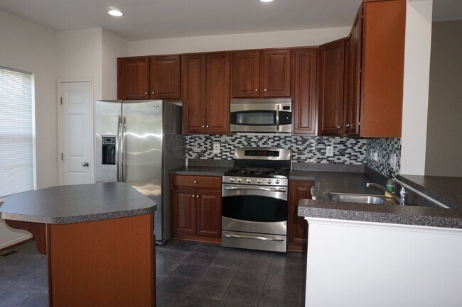 Building Photo - 3-Level TH, 3 BR, 2.5 BA, Garage