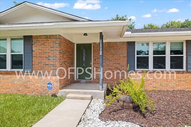 Building Photo - 1112 Coral Dr