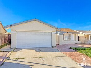 Building Photo - Beautiful 3Bd/2Ba Home With A 2 Car Garage Located In Mira Mesa!