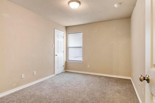 Building Photo - 1005 Leah Dr