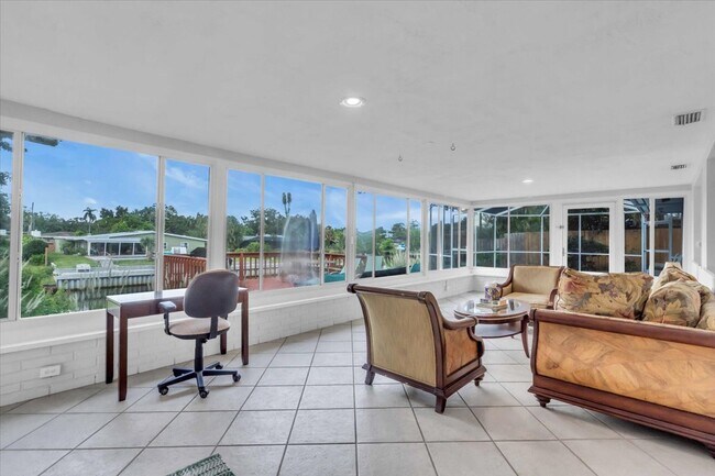 Building Photo - 2732 Valencia Dr