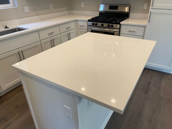 Building Photo - Stylish & Comfortable Living with Fireplace, Island Kitchen, and Private Suite, parks and playgro...