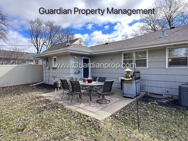 Building Photo - St Louis Park Single Family Home, Fenced In yard, Washer/Dryer, Fenced 1 Car Garage