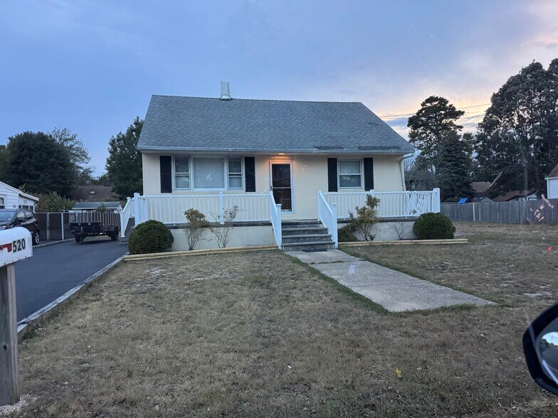 Primary Photo - 520 Lloyd Rd