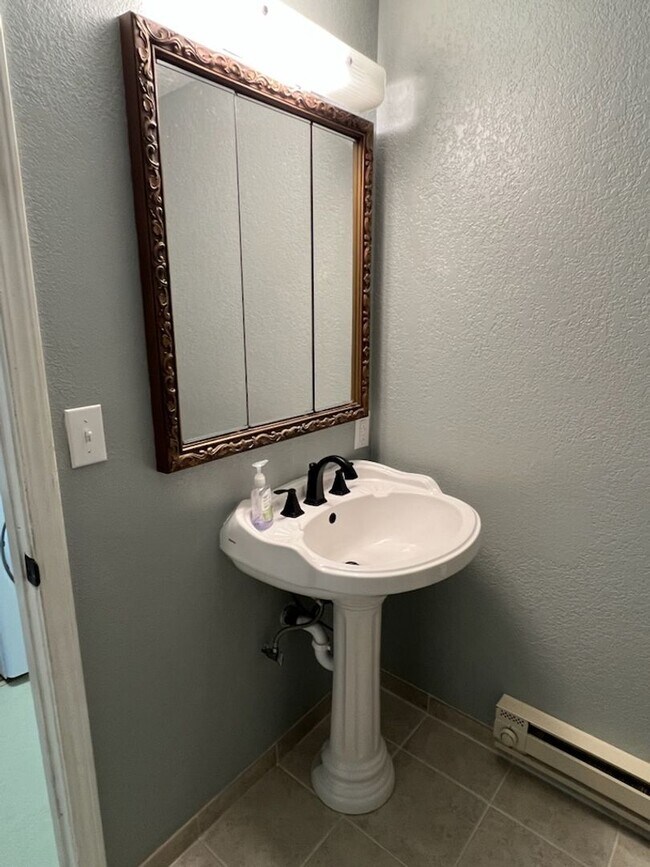 Building Photo - Spacious 3+ bed/2 bath home! Large fenced yard, garage, shed, w/d, a/c, d/w & more!