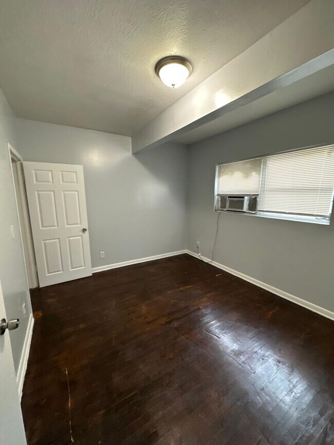 Building Photo - Fully Renovated 2/1 Single Family Ready to Move In!!!