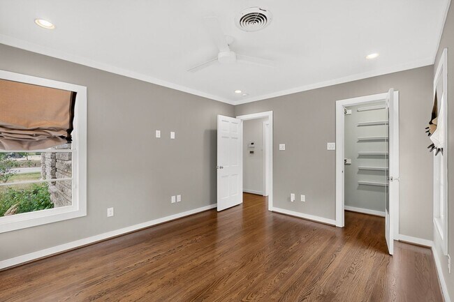 Building Photo - Gorgeous 2/2 Bungalow with Private Pool