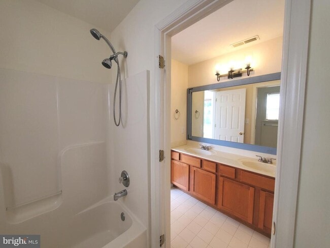 Building Photo - 5 Bandcroft Dr