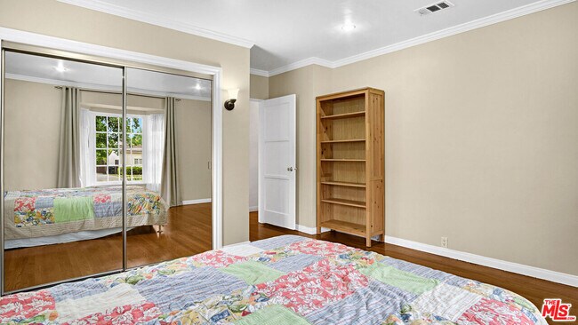 Building Photo - 2545 Sycamore Dr