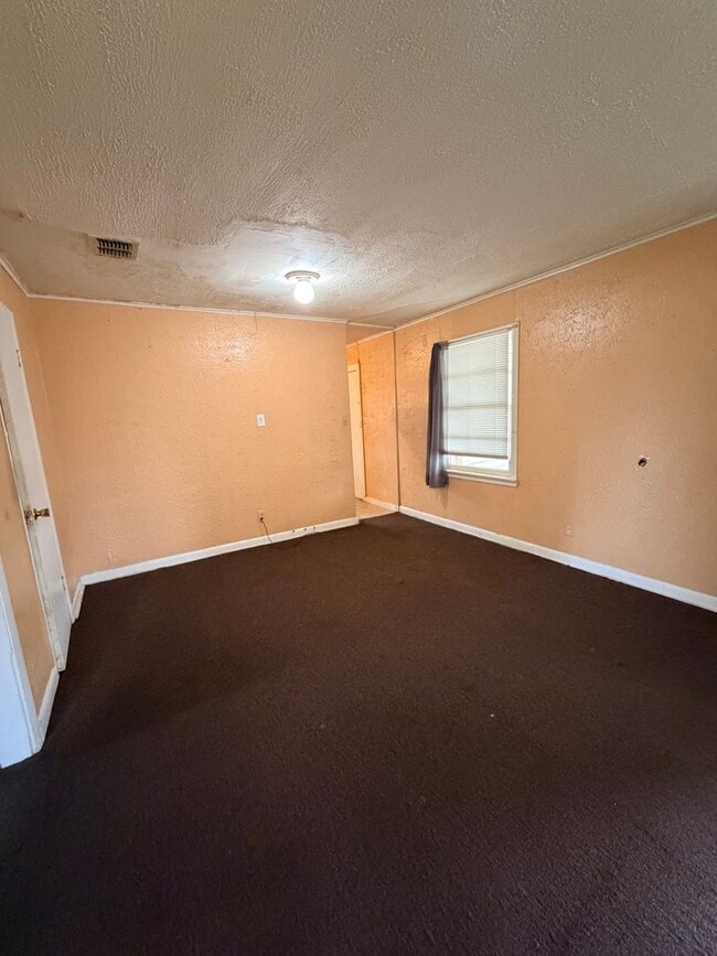 Building Photo - Spacious 3 Bedroom Home