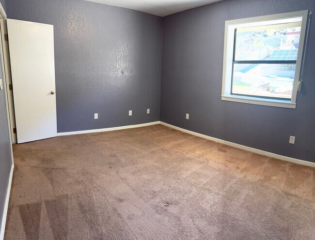 Building Photo - 857 Robinson Ln