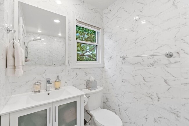 Building Photo - 61 Bleecker St