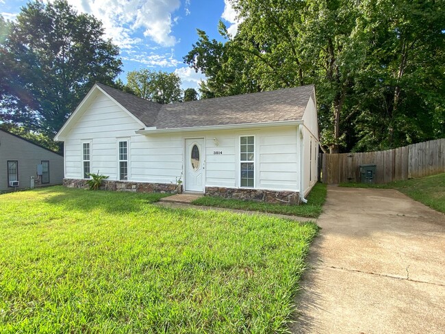 Building Photo - 3 bedroom, 2 bath near New Allen Rd and Ha...