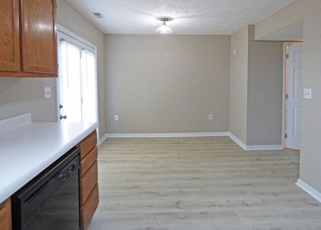 Building Photo - 338 E Oak St