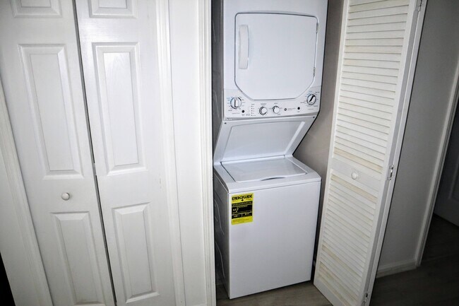 Building Photo - 8226 Green Parrot Rd