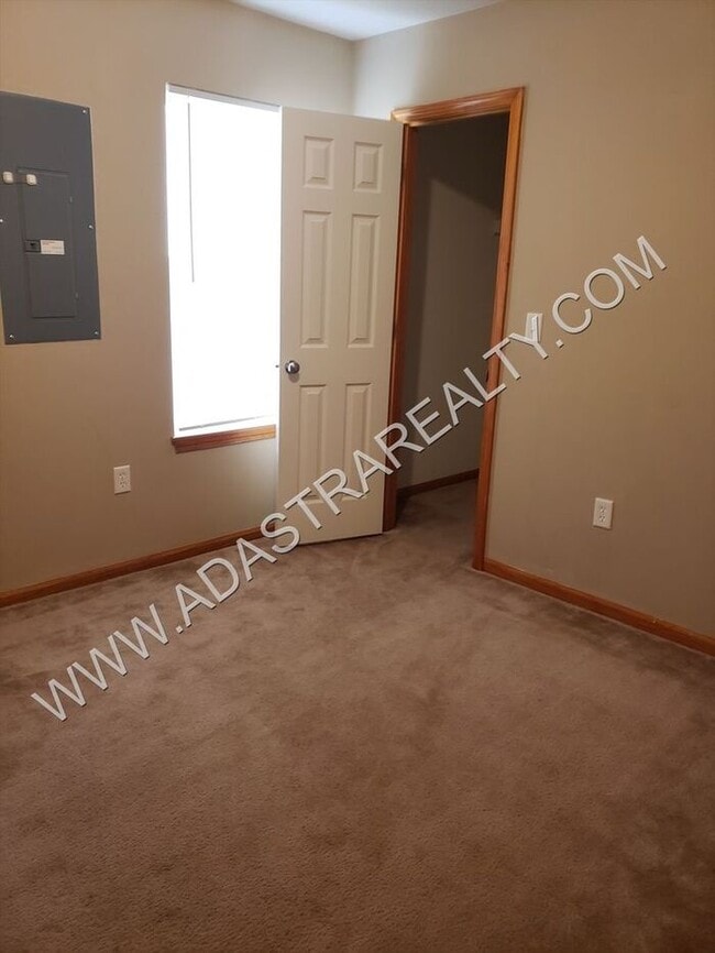 Building Photo - Beautiful Ranch Duplex in Edgerton-Available NOW!!