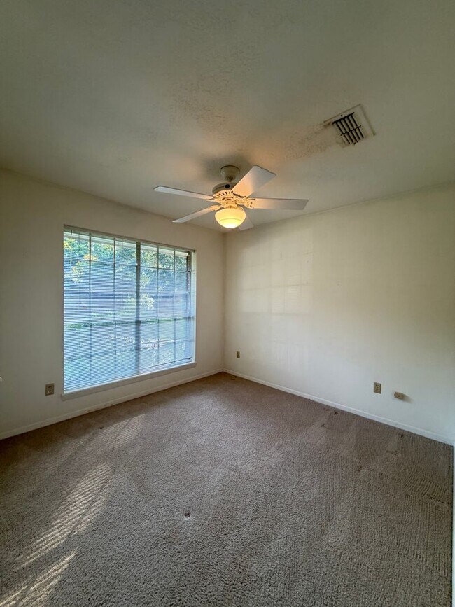 Building Photo - 3 bedroom 2 bath house with 2 car garage