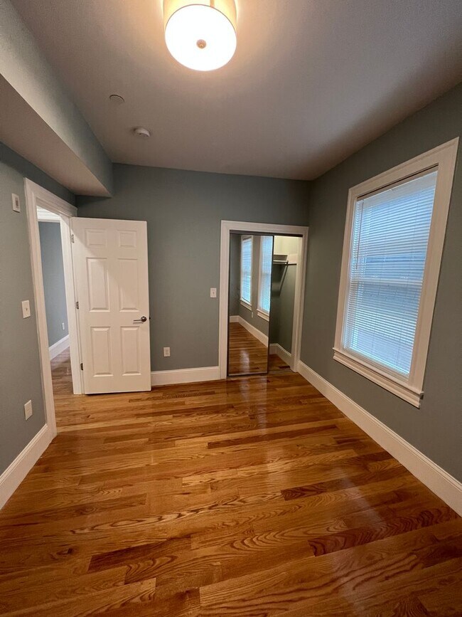 Building Photo - RARE 2 bed 2 bath..... Available in Somerville....