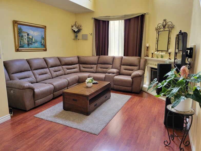 Living room - 59 Hawaii Dr