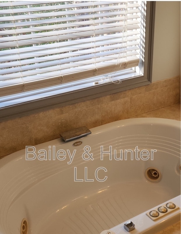 Building Photo - 3365 Regent Pl SW