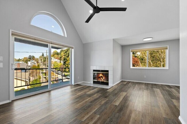 Building Photo - Beautifully Remodeled Top Floor Alki Condo with Views!