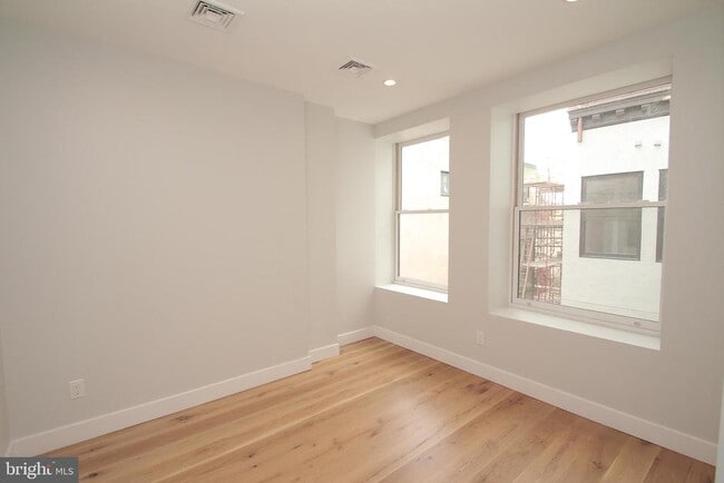 Building Photo - 220 S 3rd St