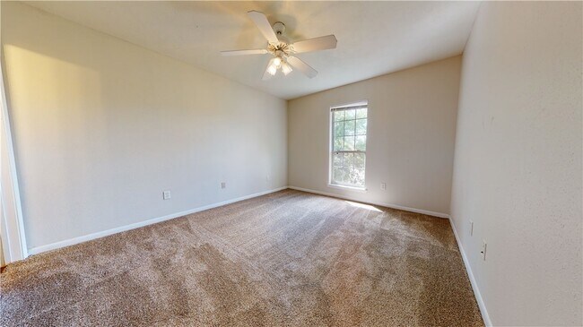 Building Photo - 1509 Hollow Hill Dr