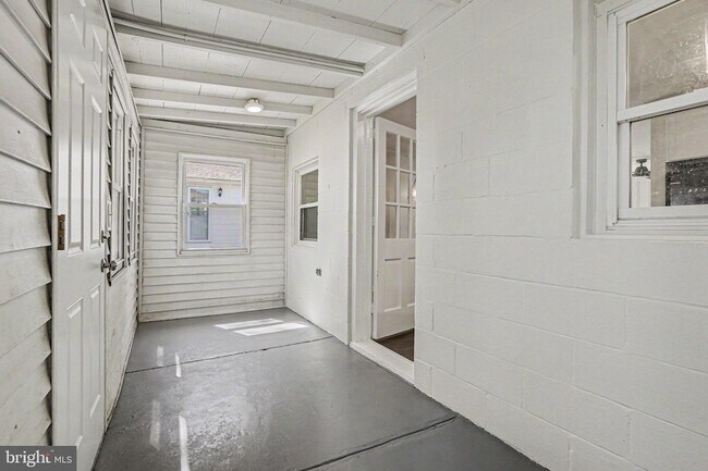Building Photo - 105 Oak Hill Dr