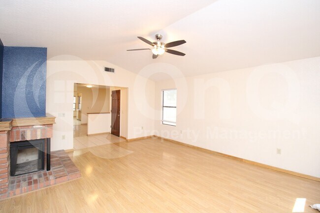 Building Photo - 602 N Cobblestone St