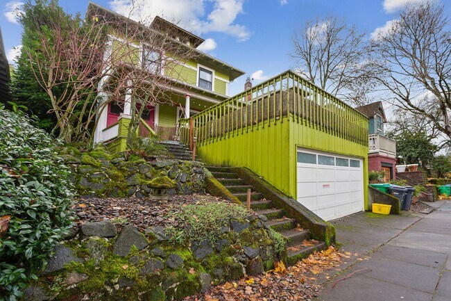 Building Photo - 2422SE / 2424SE